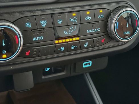 Used 2023 Ford Maverick Lariat w/ Lariat Luxury Package FWD image 24