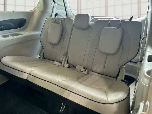 Used 2021 Chrysler Pacifica Limited w/ Uconnect Theater Family Group FWD image 32