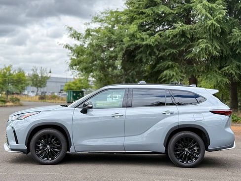 Used 2025 Toyota Highlander XSE AWD/4WD image 2