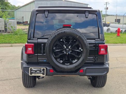 Used 2025 Jeep Wrangler Unlimited Sahara w/ Safety Group AWD/4WD image 12