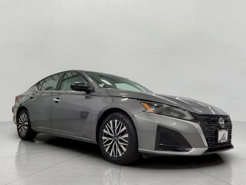 Used 2025 Nissan Altima 2.5 SV image 1