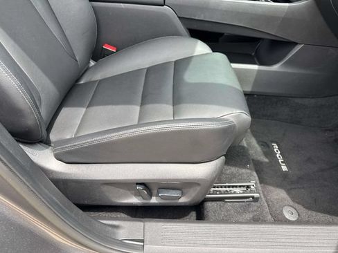 Used 2025 Nissan Rogue SL FWD image 17