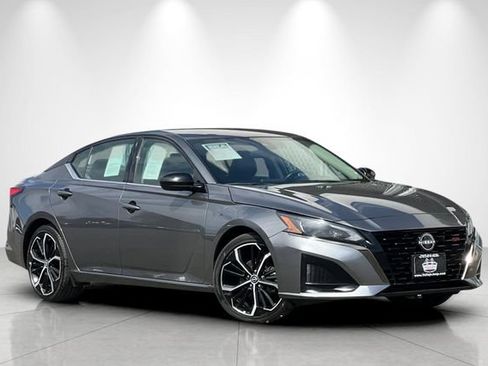Used 2024 Nissan Altima 2.5 SR FWD image 2