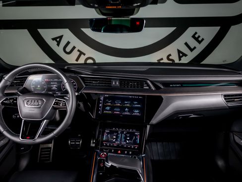 Used 2024 Audi Q8 e-tron Prestige image 2