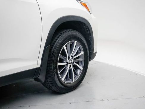 Used 2019 Toyota Highlander XLE AWD/4WD image 11