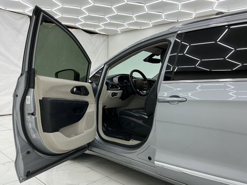 Used 2020 Chrysler Pacifica Touring-L FWD image 16
