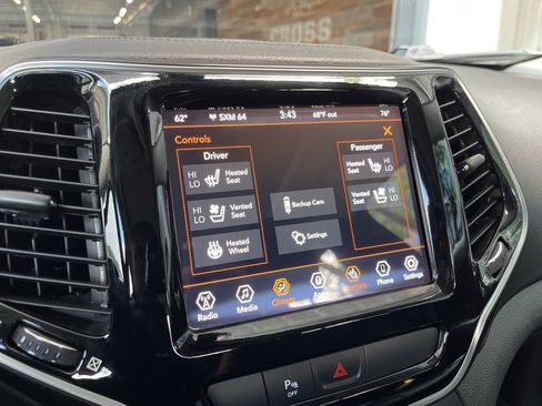 Used 2020 Jeep Cherokee Limited w/ Luxury Group AWD/4WD image 3