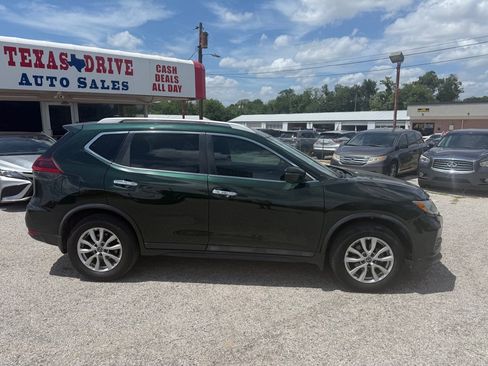 Used 2018 Nissan Rogue SV w/ Sun & Sound Touring Package FWD image 4
