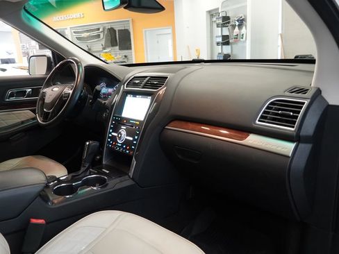 Used 2017 Ford Explorer Platinum image 36