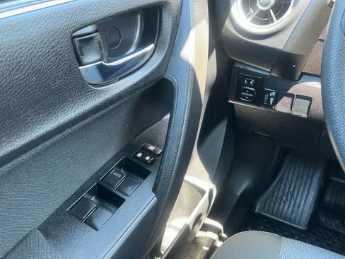 Used 2018 Toyota Corolla LE FWD image 19