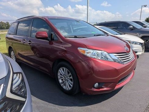 Used 2015 Toyota Sienna XLE Premium FWD image 2