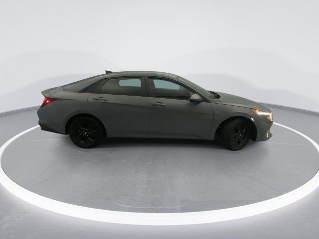 Used 2022 Hyundai Elantra SEL w/ Preferred Accessory Package FWD image 7