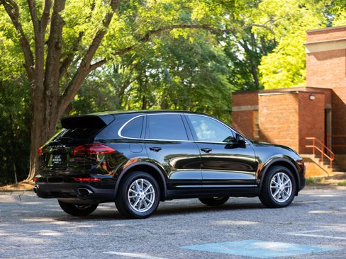 Used 2016 Porsche Cayenne AWD/4WD image 10