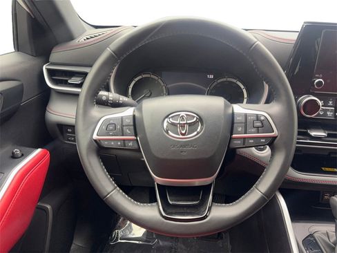 Used 2024 Toyota Highlander FWD image 61