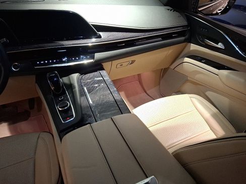 Certified 2023 Cadillac Escalade Premium Luxury AWD/4WD image 20