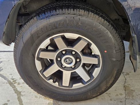 Used 2016 Toyota 4Runner SR5 image 7