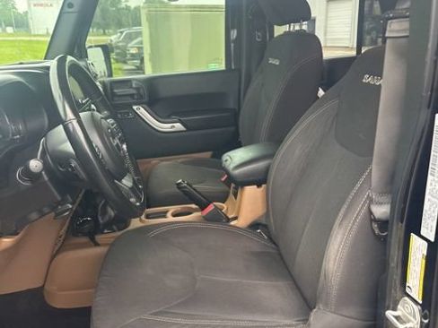 Used 2018 Jeep Wrangler Unlimited Sahara w/ Max Tow Package AWD/4WD image 2