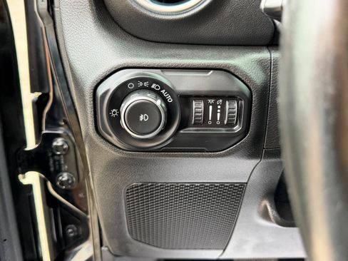 Used 2019 Jeep Wrangler Unlimited Sahara w/ Dual Top Group AWD/4WD image 19