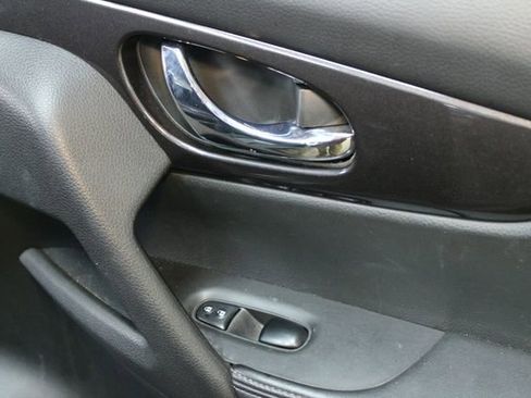 Used 2018 Nissan Rogue S FWD image 9