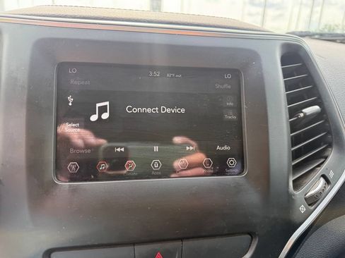 Used 2019 Jeep Cherokee Latitude Plus w/ Comfort/Convenience Group AWD/4WD image 12