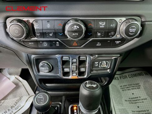 Used 2025 Jeep Wrangler Unlimited Sahara AWD/4WD image 22