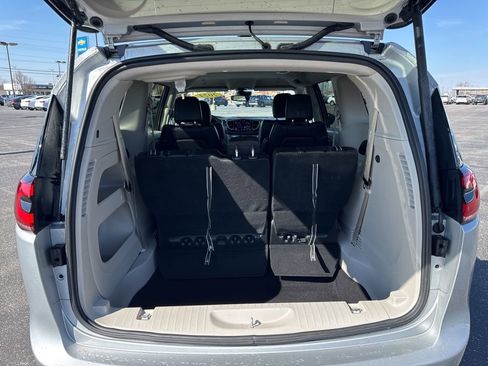 Used 2024 Chrysler Pacifica Touring-L FWD image 11