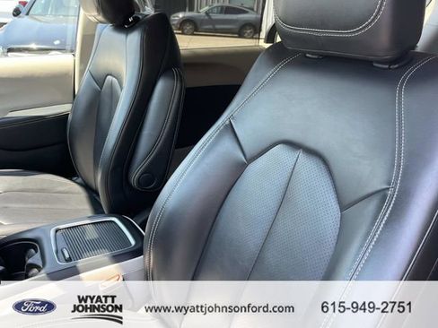 Used 2023 Chrysler Pacifica Touring-L image 29