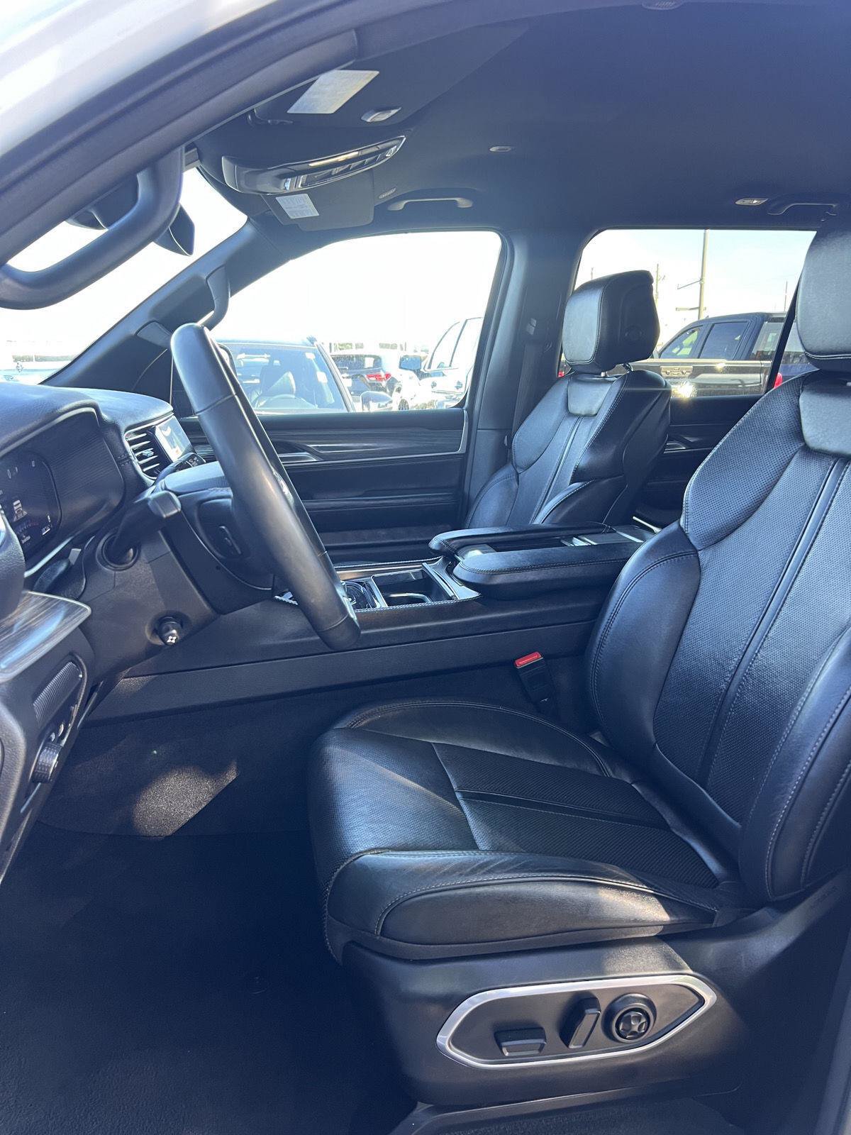 Used 2024 Jeep Wagoneer Series II AWD/4WD image 4