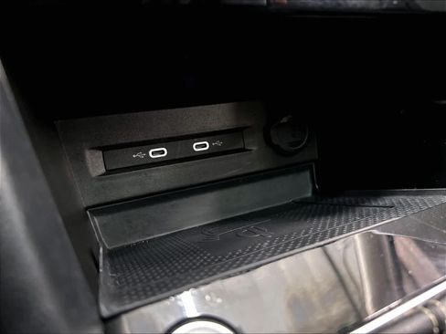 Used 2023 Volkswagen Taos SE w/ Panoramic Sunroof Package FWD image 19