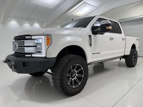 Used 2019 Ford F250 Platinum w/ Platinum Ultimate Package image 3