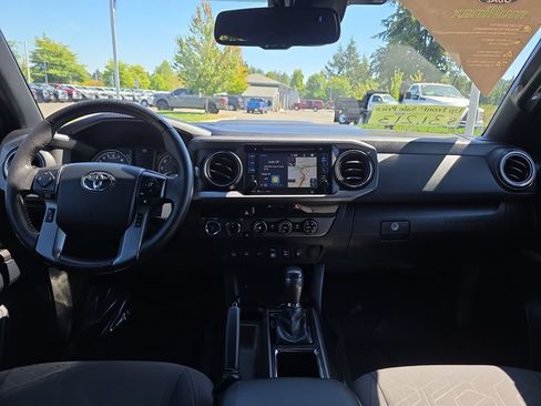 Used 2018 Toyota Tacoma TRD Sport w/ Technology Package AWD/4WD image 5