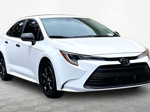 Used 2025 Toyota Corolla LE FWD image 3