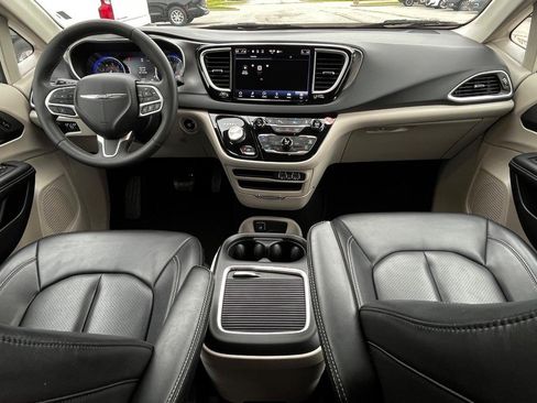 Used 2023 Chrysler Pacifica Touring-L FWD image 16