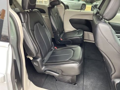 Used 2024 Chrysler Pacifica Touring-L image 26