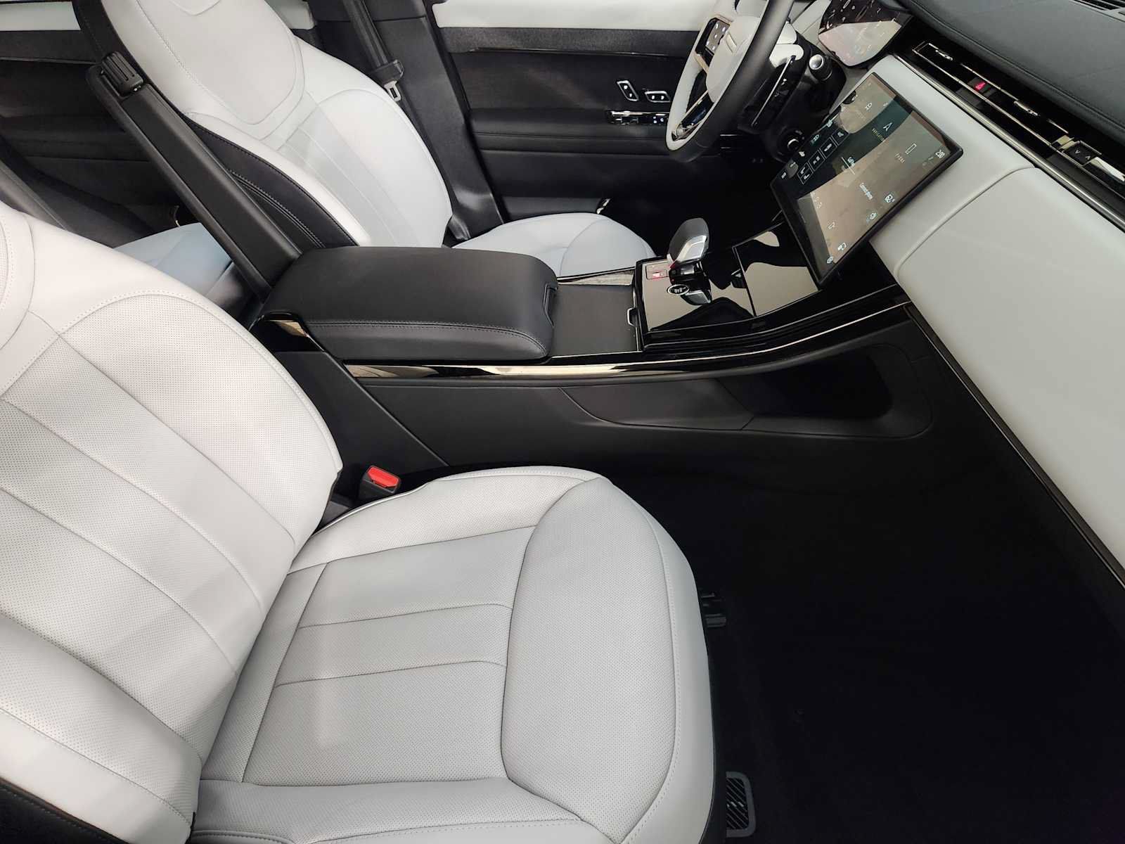 Used 2026 Land Rover Range Rover Sport Dynamic SE AWD/4WD image 3