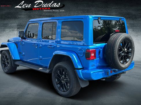 Used 2022 Jeep Wrangler Unlimited Sahara AWD/4WD image 3