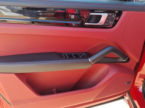 Used 2023 Porsche Cayenne Platinum Edition image 15