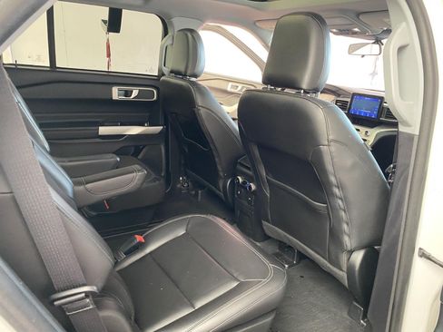 Used 2022 Ford Explorer XLT w/ Equipment Group 202A AWD/4WD image 11
