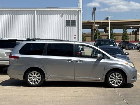Used 2013 Toyota Sienna Limited w/ Premium Pkg FWD image 3