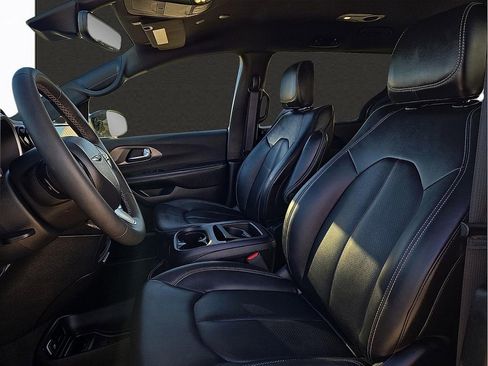 Used 2025 Chrysler Pacifica Select image 13