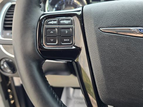 Used 2016 Chrysler Town & Country Limited FWD image 28