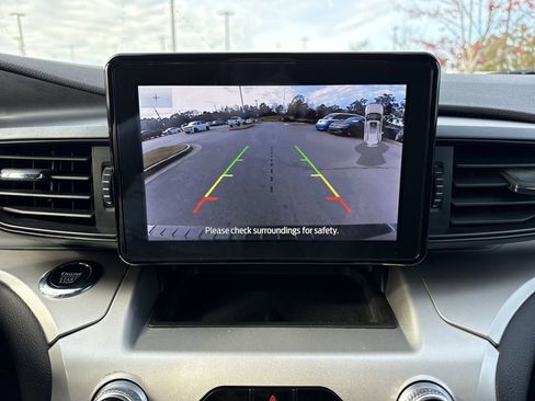 Used 2022 Ford Explorer XLT image 32