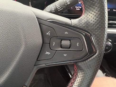 Used 2024 Chevrolet Trax RS w/ Sunroof Package FWD image 17