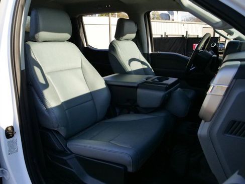 Used 2024 Ford F550 XL DRW 4X4 / V8 Diesel / Paylo image 35