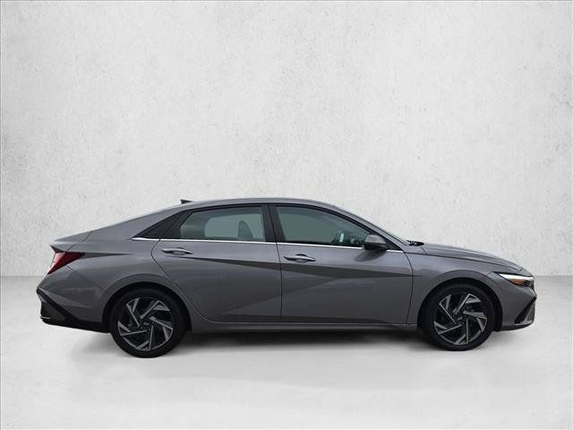 Used 2025 Hyundai Elantra Limited FWD image 4