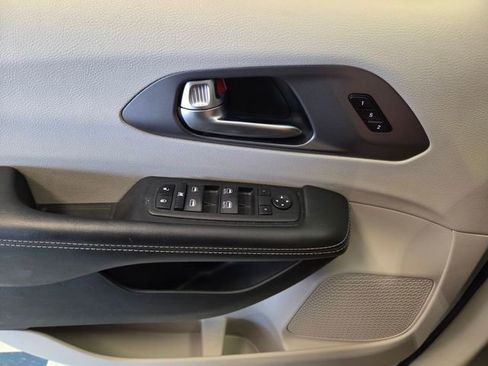 Used 2023 Chrysler Pacifica Touring-L FWD image 29