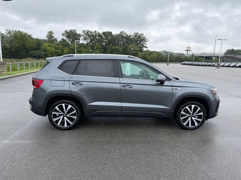 Used 2023 Volkswagen Taos SE w/ Panoramic Sunroof Package FWD image 8