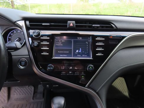 Used 2018 Toyota Camry SE w/ Moonroof Package FWD image 16