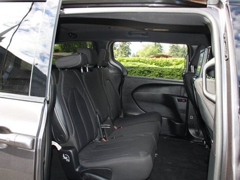 Used 2020 Chrysler Pacifica Touring w/ S Appearance Package FWD image 6