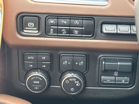 Used 2024 Chevrolet Tahoe High Country AWD/4WD image 12